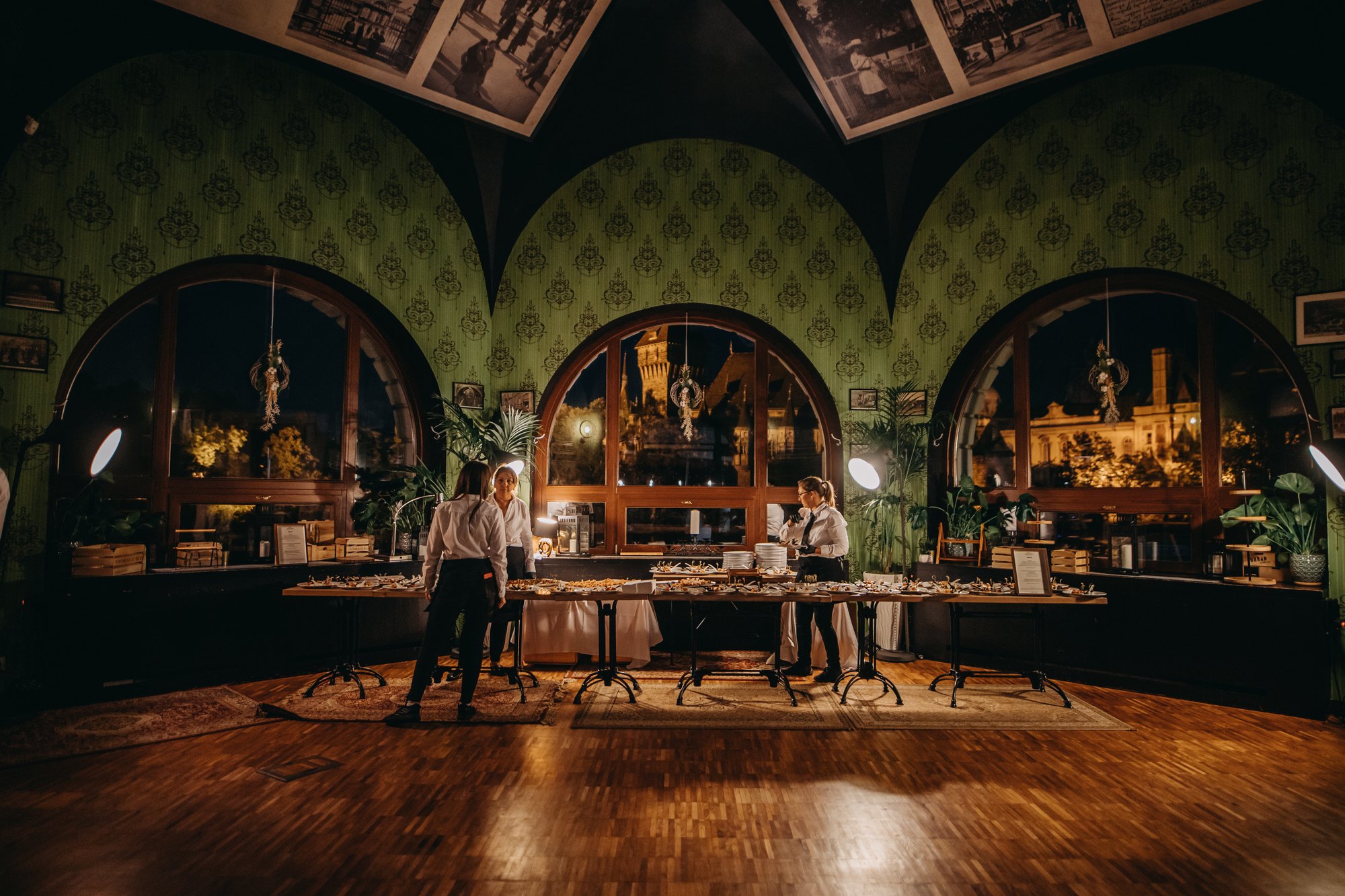 A Városliget Café elegáns rendezvényterme a borkóstoló előtt