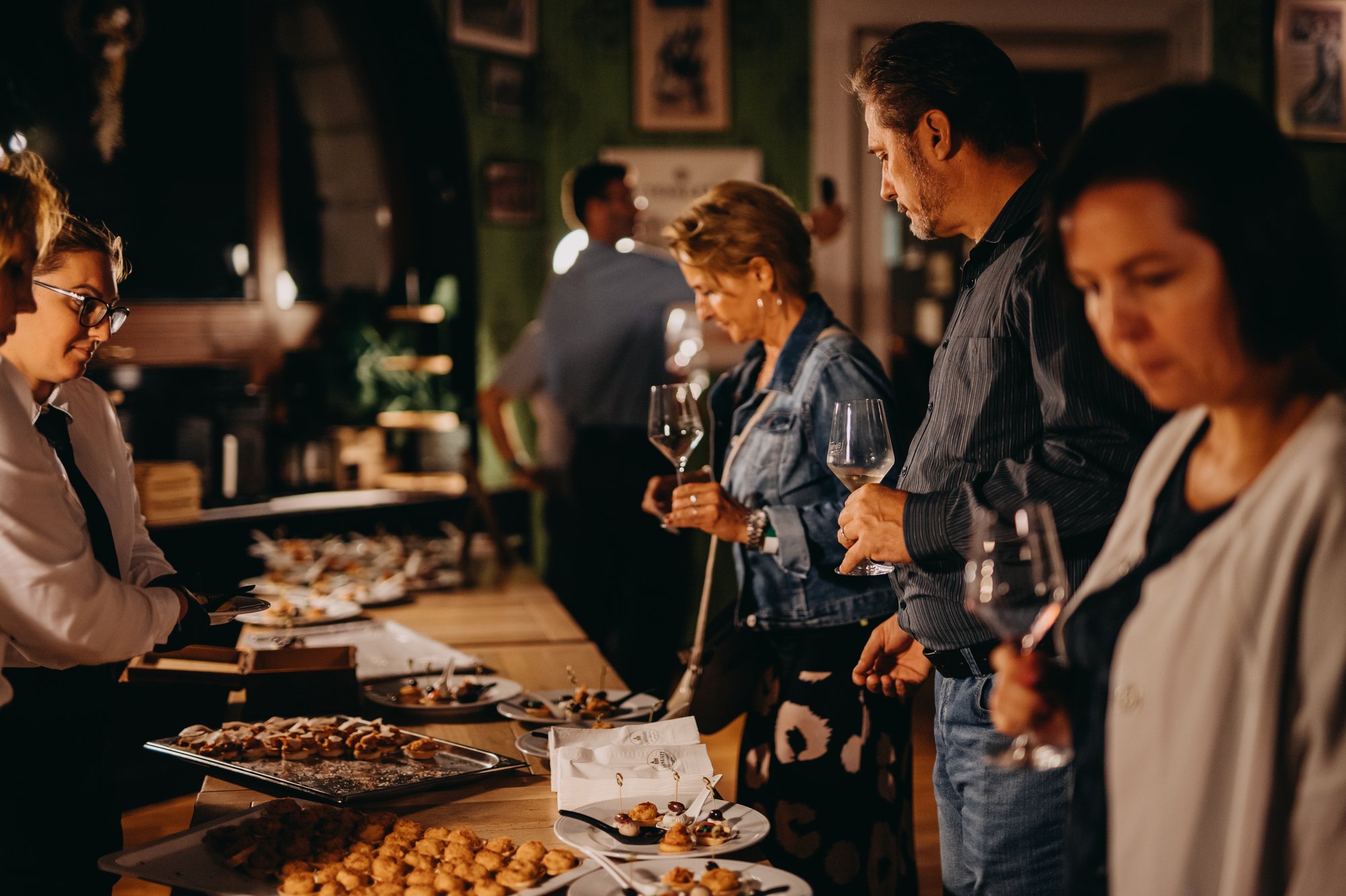 Vendégek és borászok a Városliget Café sétáló kóstolóján