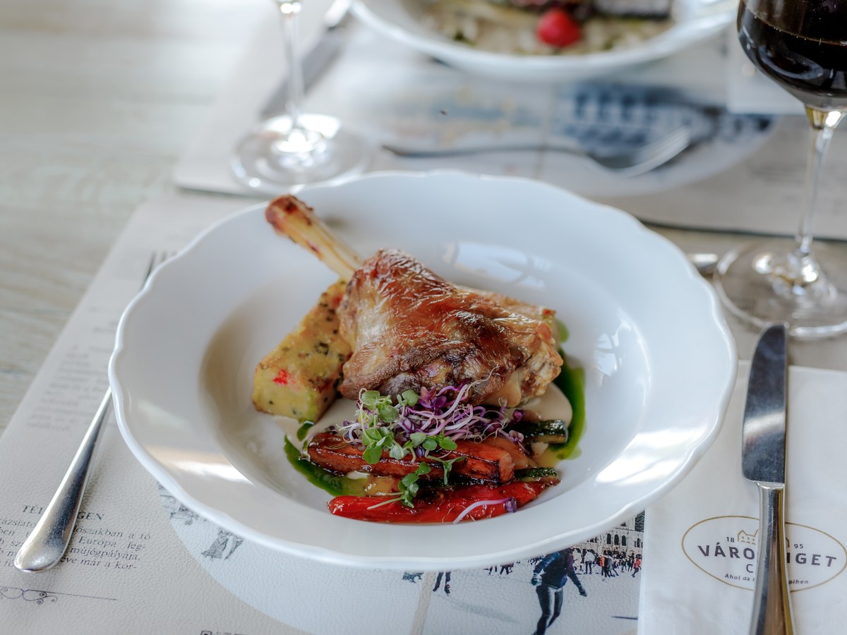 Báránycsülök polentával és grillzöldséggel