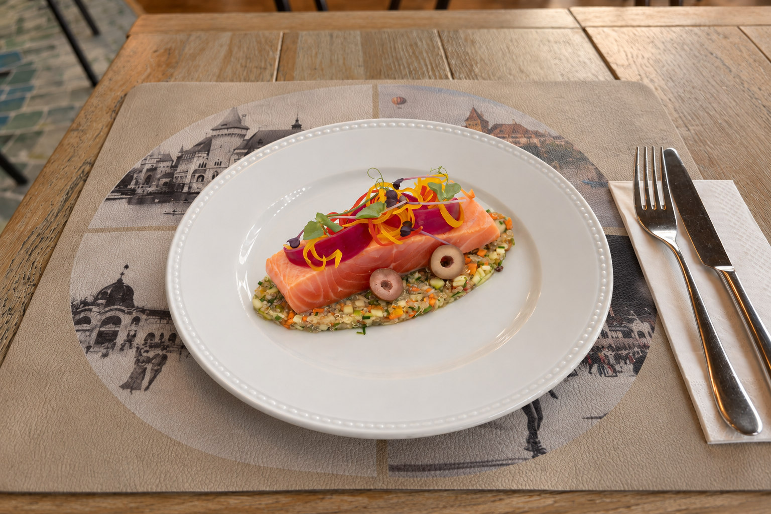 Gravlax lazac zöldséges quinoa-val, pirítóssal